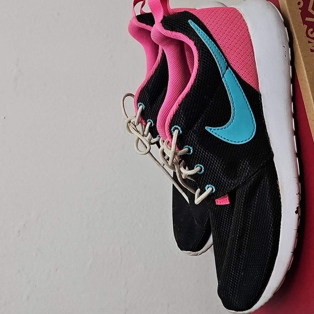 NIKE ROSHE ONE GS Youth Athletic Shoes Grade School 599729 013 Size 6Y